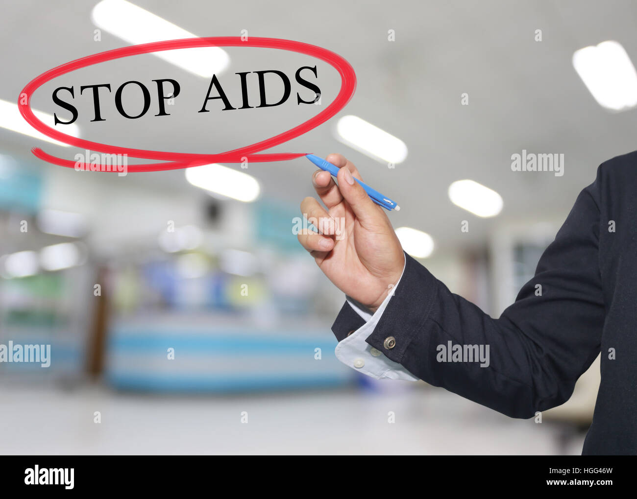 Main de l'homme d'écrire du texte en STOP SIDA de l'hôpital sur fond flou,concept de relations publiques et de la campagne. Banque D'Images