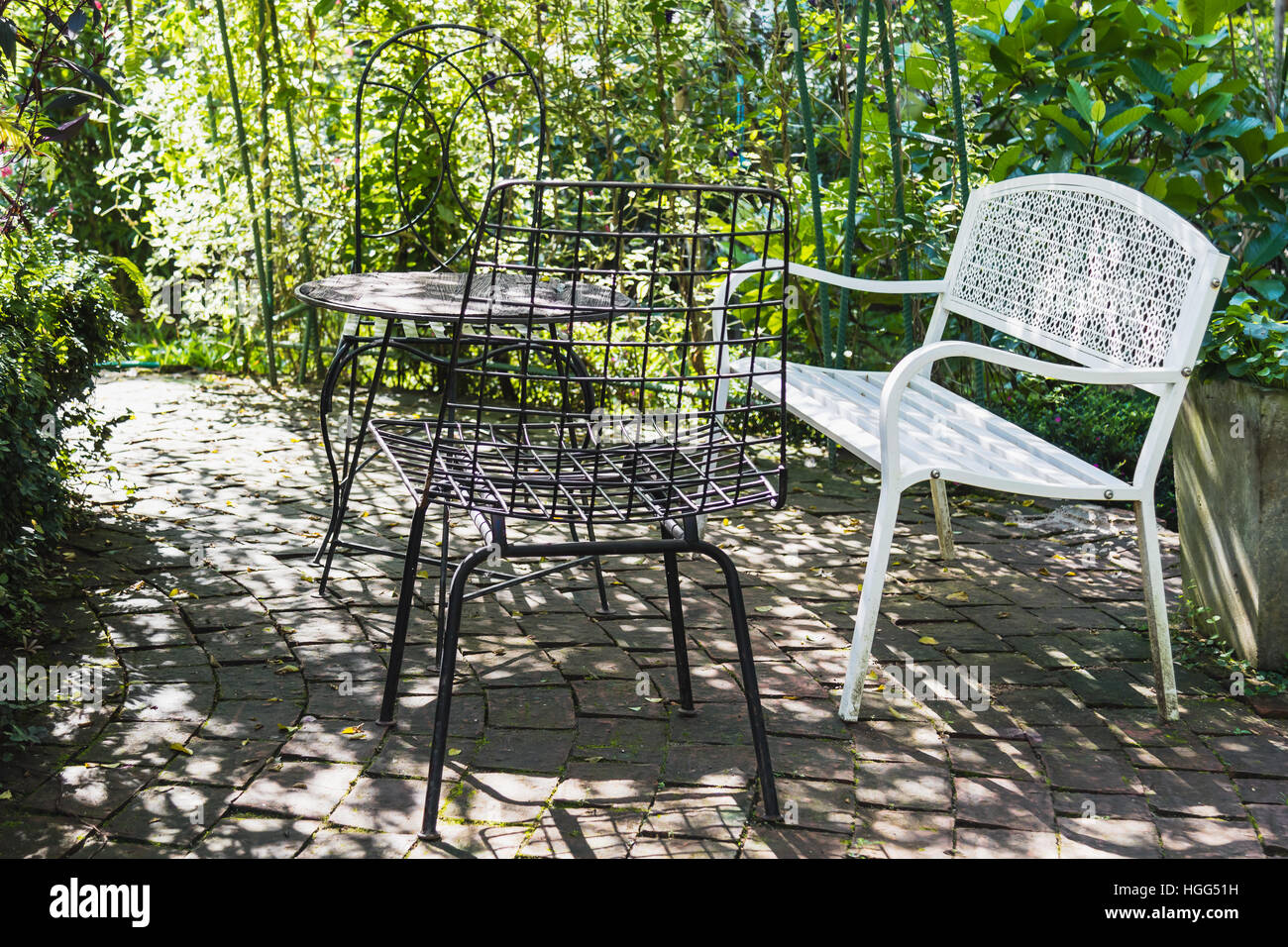 Vintage Ensemble de table et chaises pour l'extérieur dans le jardin Banque D'Images