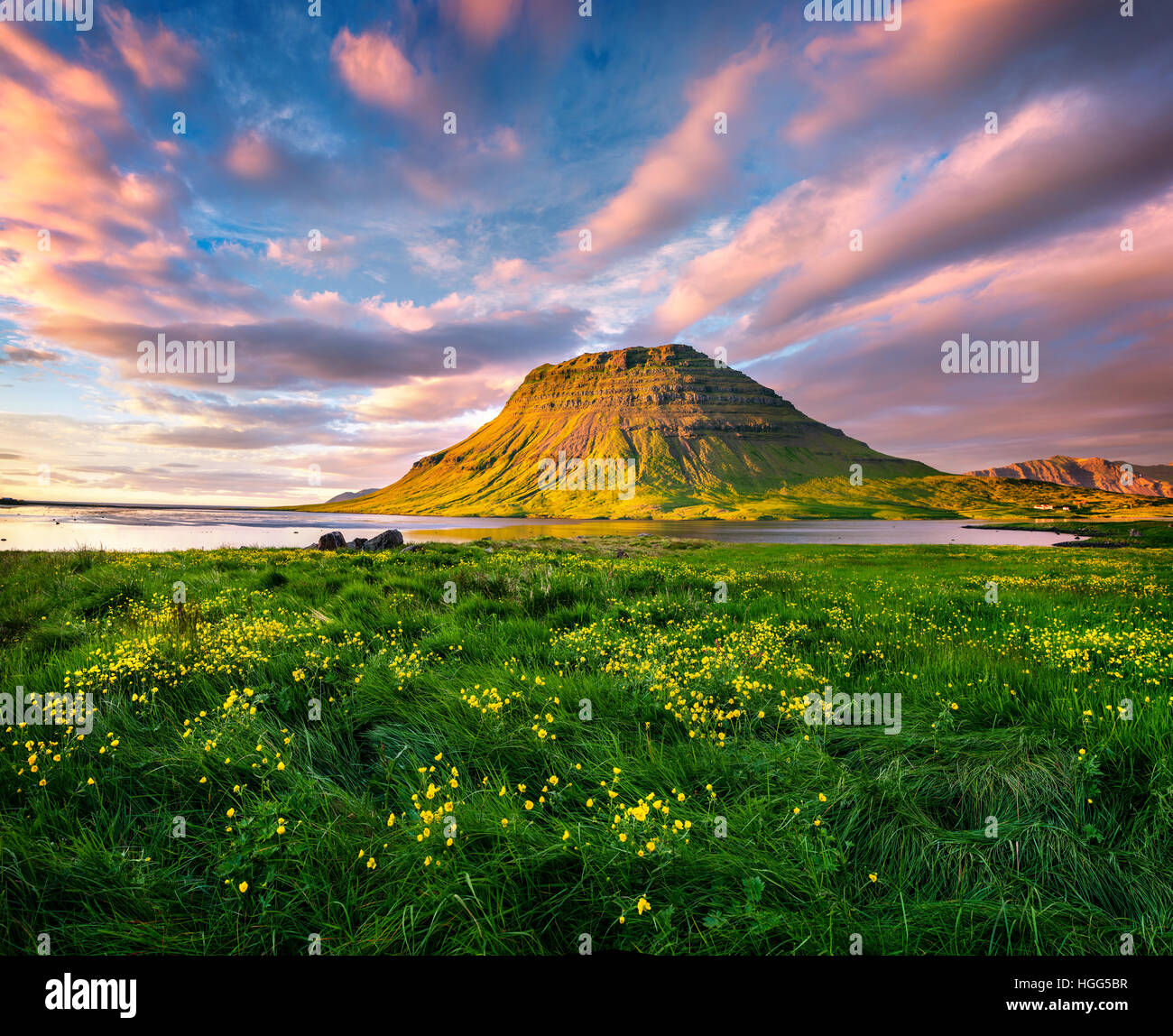 Coucher du soleil d'été colorés avec Kirkjufell Mountain à Grundarfjordur ville. Scène en soirée sur la péninsule de Snæfellsnes, l'Islande Banque D'Images