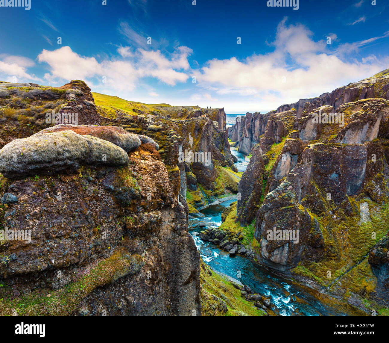 Vue majestueuse de Fjadrargljufur canyon et la rivière. Au sud est de l'Islande, l'Europe. Style artistique poste a traité la photo. Banque D'Images