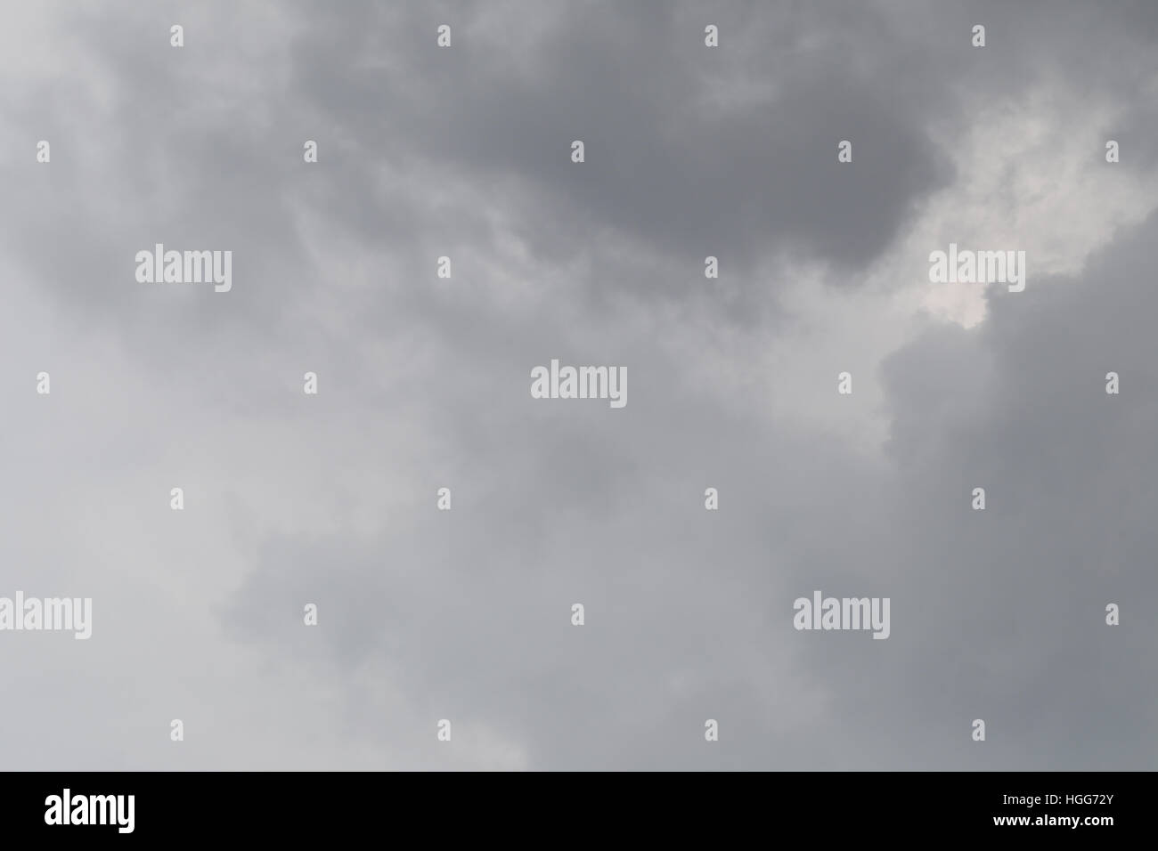 Des nuages de pluie qui se forment dans le ciel dans le concept des changements climatiques,mauvais temps dans la journée. Banque D'Images