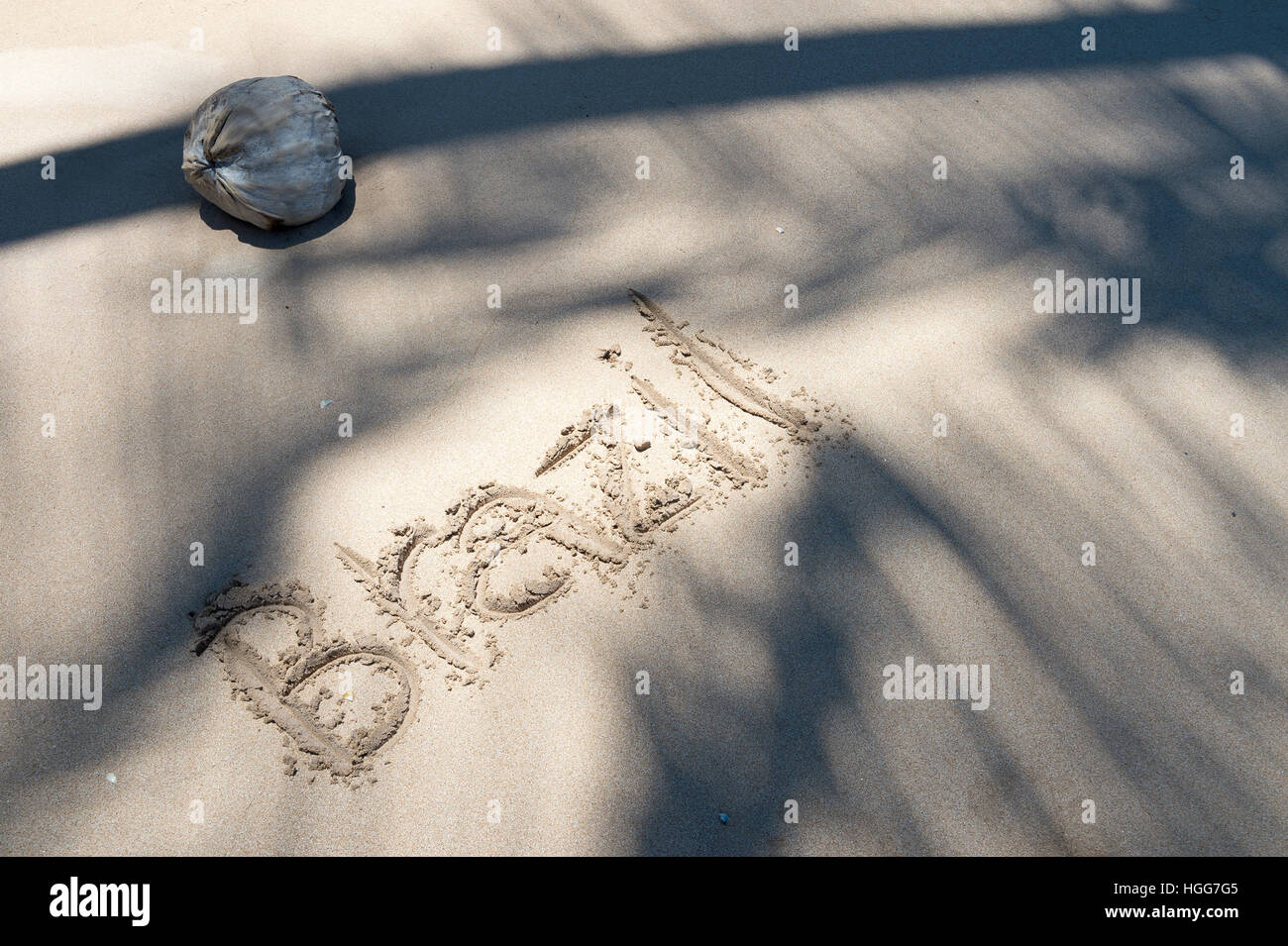 Brésil main message dans le sable avec palmier ombres sur une plage vide à Bahia Banque D'Images