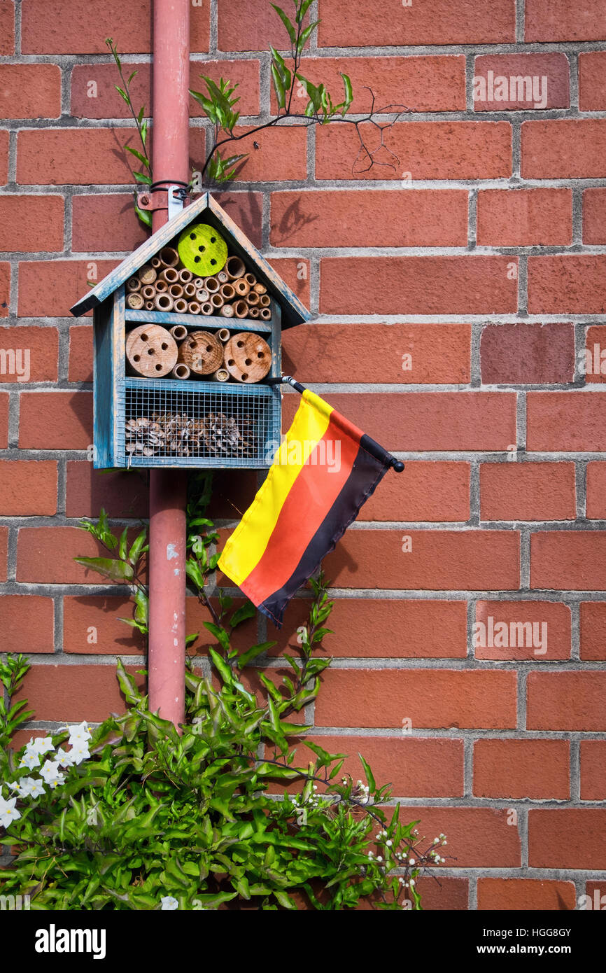 Berlin Neukölln,. Éleveur d'insectes fort et drapeau allemand à Rixdorf Bohême historique Banque D'Images