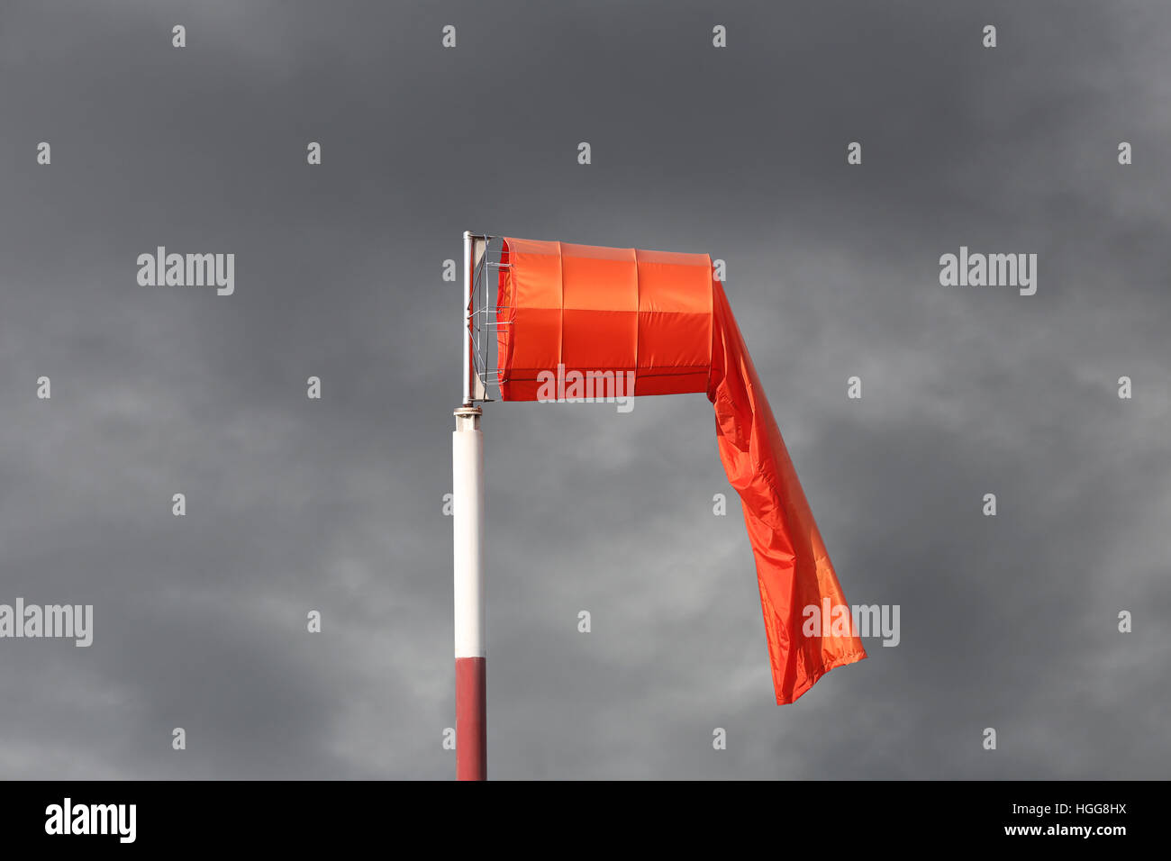 Manche à vent d'équipement vérifier le vent souffler en direction de jour et pas de vent soufflent sur ciel couvert nuageux. Banque D'Images