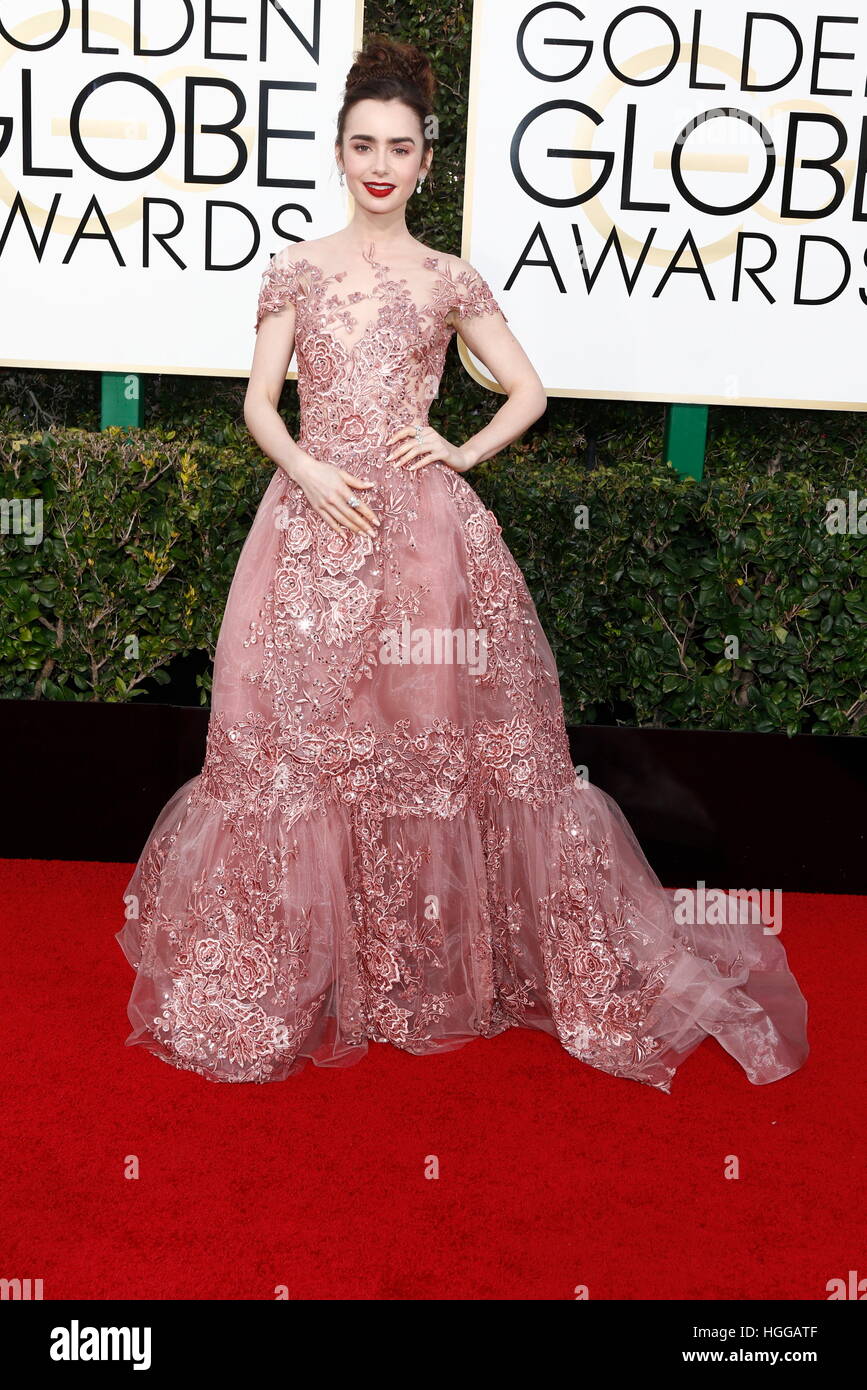 Los Angeles, États-Unis. Le 08 Jan, 2017. Lily Collins arrive à la 74e assemblée annuelle Golden Globe Awards, Golden Globes, à Beverly Hills, Los Angeles, USA, le 08 janvier 2017. Photo : Hubert Boesl Photo : Hubert Boesl//dpa/Alamy Live News Banque D'Images