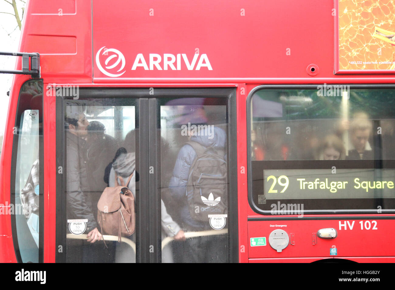 Finsbury Park, au nord de Londres, au Royaume-Uni. Jan 9, 2017. Les autobus bondés. Le tube grève dans les stations de Londres se ferme et provoque des perturbations pour les navetteurs. Les arrêts de bus sont plus occupés que la normale et les banlieusards font leur voyage soit à pied ou en bicyclette © Dinendra Haria/Alamy Live News Banque D'Images