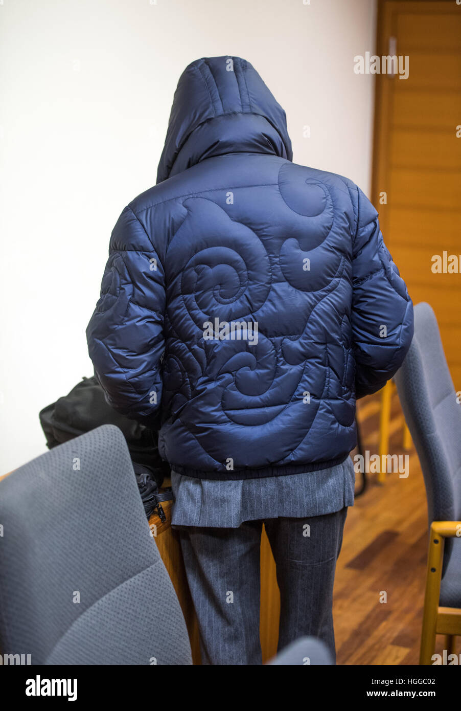 Bochum, Allemagne. Jan 9, 2017. L'ancien agent secret Werner Mauss cache son visage sous un capot à la cour du district de Bochum, Allemagne, le 9 janvier 2017. Le procès contre l'impôt sur le légendaire ex-agent Mauss concerne un fonds secret présumé qui a financé ses missions. Photo : Bernd Thissen/dpa/Alamy Live News Banque D'Images