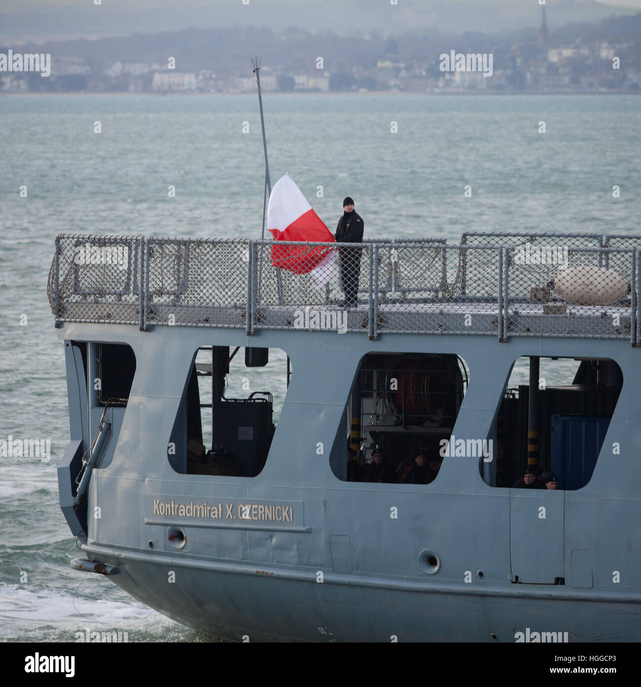 Portsmouth, Royaume-Uni. 9e janvier 2017. La marine polonaise navire le plus jeune, ORP Kontradmiral Xawery Czernicki, 'Czernicki', voiles dans le port de Portsmouth, sous escorte policière, ce matin, le 9 janvier 2017. Le navire de soutien multi-rôle est de visiter Portsmouth avant son déploiement dans le cadre d'une mission de 6 mois pour rejoindre le groupe maritime permanent de l'OTAN (SNMG2) 2 dans la mer Méditerranée. Crédit : Rob Arnold/Alamy Live News Banque D'Images