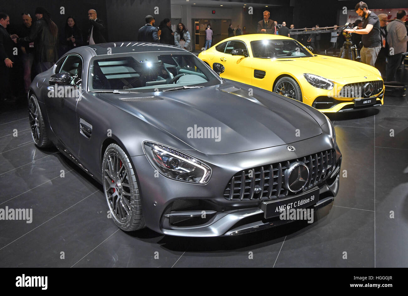 Detroit, États-Unis. Jan 9, 2017. La nouvelle Mercedes-AMG GT C 50 (avant) et la Mercedes-AMG GT S sont présentés au cours de la première journée de la presse à la North American International Auto Show (NAIAS) à Detroit, États-Unis, 9 janvier 2017. Le salon ouvre ses portes le 9 janvier pour la presse et les concessionnaires automobiles, le grand public peut visiter la juste entre 14 et 22 janvier 2017. Photo : Uli Deck/dpa/Alamy Live News Banque D'Images