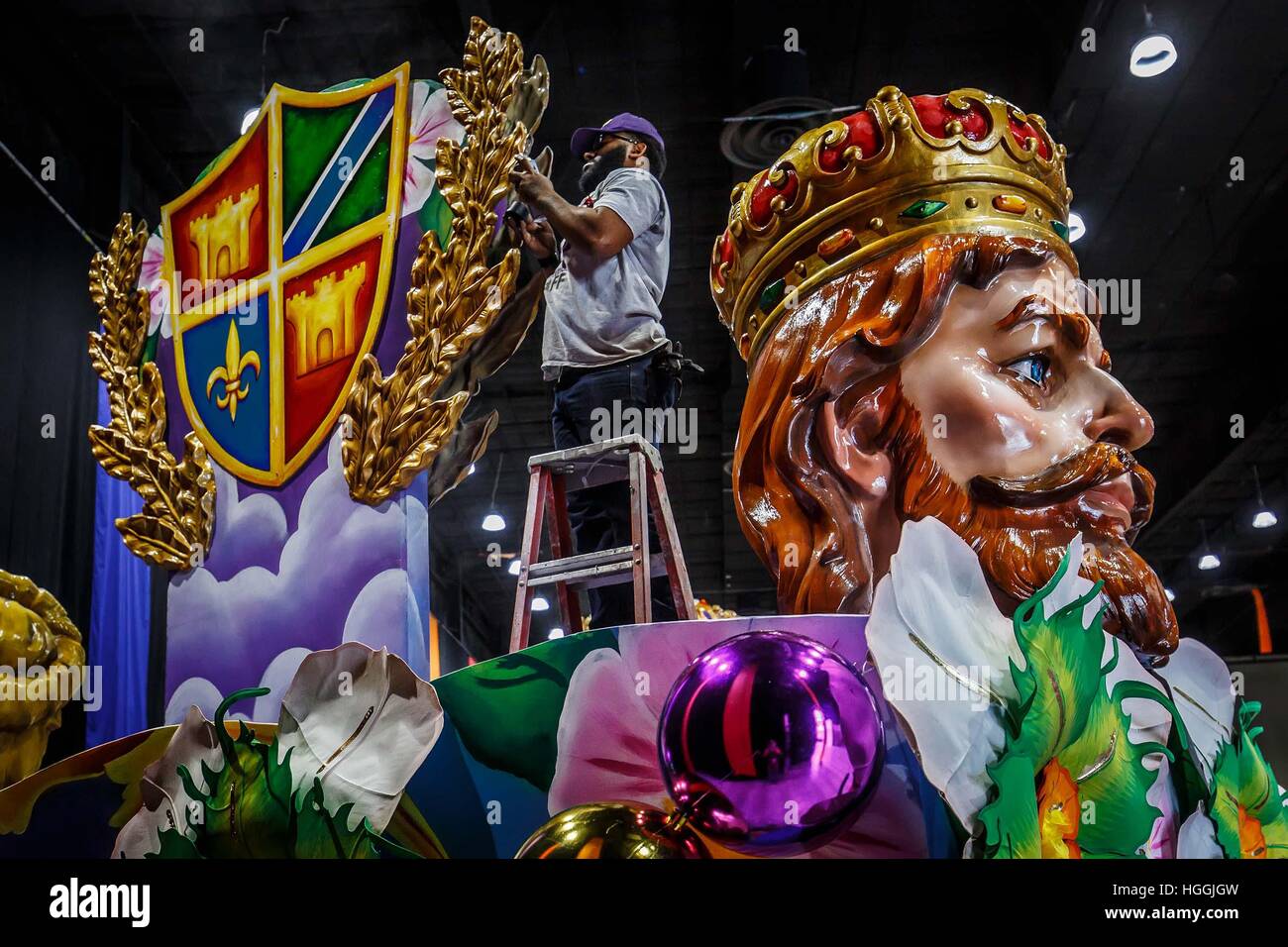 Entreprises non constituées en comté de Palm Beach en Floride, USA. Jan 9, 2017.Terry Calvin, La Nouvelle-Orléans, en Louisiane, s'applique sur une peinture touchup Mardi Gras World afficher que les derniers préparatifs sont en cours pour le vendredi midi ouverture de la Floride du Sud 2017 Fair au fairgrounds et expo center de Palm Beach Comté non constituées en société. Photographié le lundi, Janvier 9, 2017.© Thomas Cordy/Le Palm Beach Post/ZUMA/Alamy Fil Live News Banque D'Images