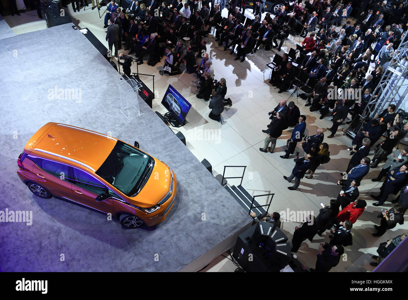 DetroitUSA. Jan 9, 2017. La Chevrolet boulon est annoncée comme la voiture de l'année au cours de la 2017 North American International Auto Show (NAIAS) à Detroit, USA. © Yin Bogu/Xinhua/Alamy Live News Banque D'Images