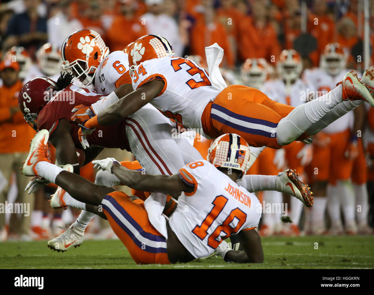 Tampa, États-Unis. Jan 9, 2017.Alabama Crimson Tide running back Bo Scarbrough (9) est arrêté par Clemson Tigers au cours du premier trimestre de l'ordre des séries éliminatoires de football Championnat National au Stade Raymond James, à Tampa. Credit : ZUMA Press Inc/Alamy Vivre NewsTampa, USA. Jan 9, 2017. Credit : ZUMA Press Inc/Alamy Live News Banque D'Images