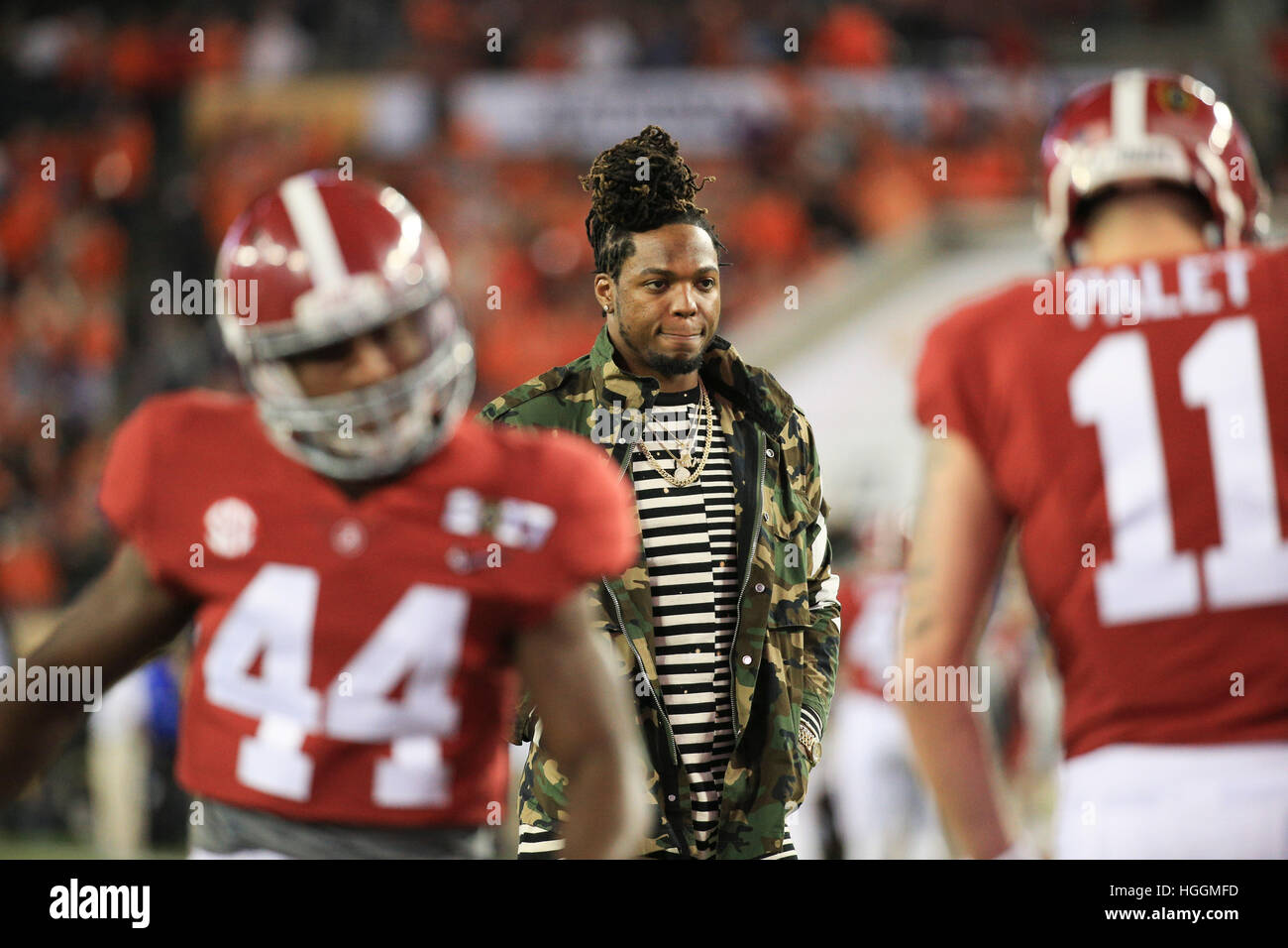 Tampa, Floride, USA. Jan 9, 2017. Ancien Crimson Tide dvd Derrick Henry (milieu) montres Alabama réchauffer avant le match de football collégial titre national match entre l'Alabama Crimson Tide et le Clemson Tigers chez Raymond James Stadium de Tampa. © Vous Vragovic/Tampa Bay Times/ZUMA/Alamy Fil Live News Banque D'Images