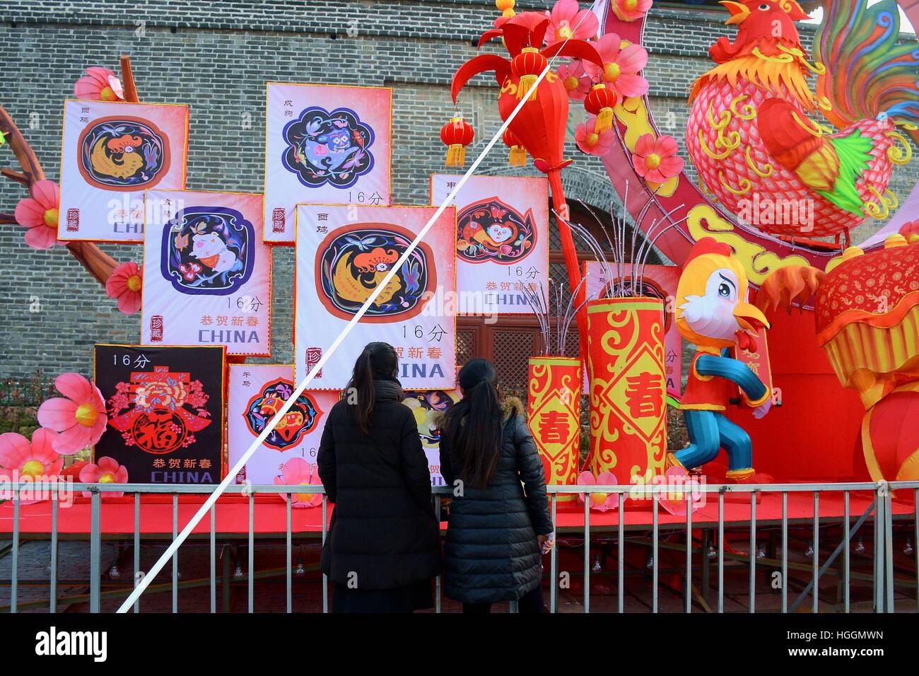 Qingdao, Qingdao, Chine. Jan 9, 2017. Qingdao, Chine - janvier 2017 9 Éditorial : (UTILISER SEULEMENT. Chine OUT) Diverses lanternes de fête décoration de Liaocheng, dans la province du Shandong en Chine de l'Est, Janvier 9th, 2017, marquant la fête du printemps à venir. La fête des lanternes géantes de style traditionnel chinois sont faites pour le Festival des lanternes 2017. © SIPA Asie/ZUMA/Alamy Fil Live News Banque D'Images