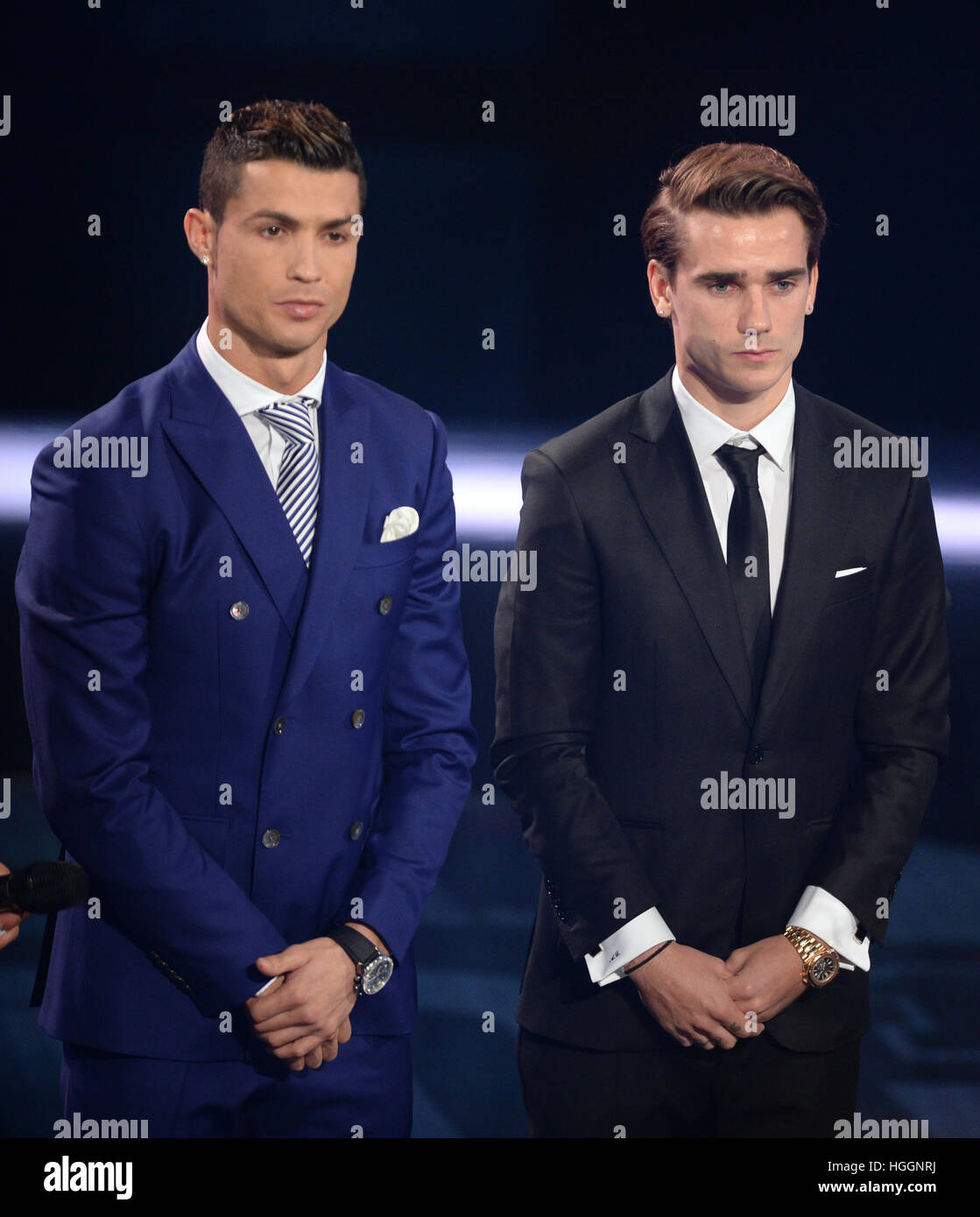 Zurich, Suisse. Jan 9, 2017. Cristiano Ronaldo (l) et Antoine Griezmann photographié à la coupe du monde les joueurs de l'année 2016 gala à Zurich, Suisse, 9 janvier 2017. Photo : Patrick Seeger/dpa/Alamy Live News Banque D'Images