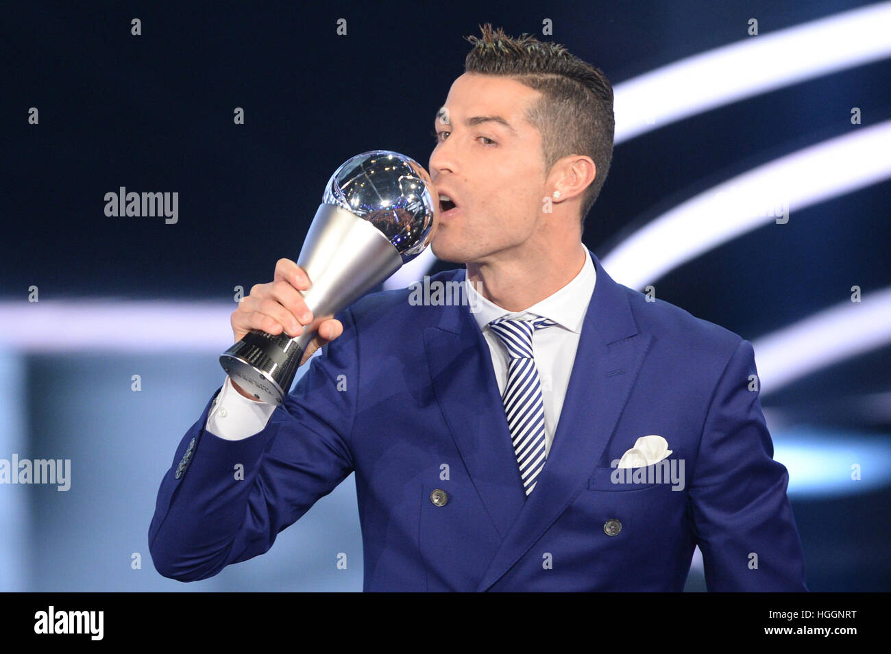 Zurich, Suisse. Jan 9, 2017. Cristiano Ronaldo reçoit le joueur mondial de la FIFA pour hommes de l'année 2016 prix à l'occasion de la Coupe du Monde Les joueurs de l'année 2016 gala à Zurich, Suisse, 9 janvier 2017. Photo : Patrick Seeger/dpa/Alamy Live News Banque D'Images