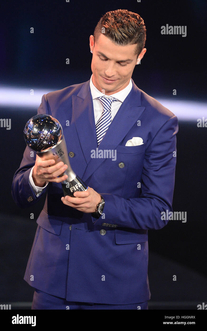 Zurich, Suisse. Jan 9, 2017. Cristiano Ronaldo reçoit le joueur mondial de la FIFA pour hommes de l'année 2016 prix à l'occasion de la Coupe du Monde Les joueurs de l'année 2016 gala à Zurich, Suisse, 9 janvier 2017. Photo : Patrick Seeger/dpa/Alamy Live News Banque D'Images