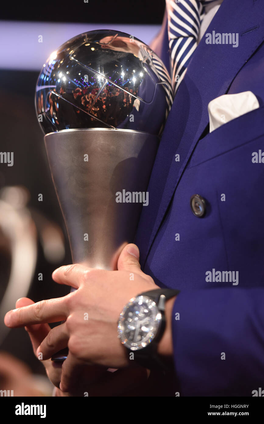 Zurich, Suisse. Jan 9, 2017. Cristiano Ronaldo en maintenant le joueur mondial de la FIFA pour hommes de l'année 2016 prix à l'occasion de la Coupe du Monde Les joueurs de l'année 2016 gala à Zurich, Suisse, 9 janvier 2017. Photo : Patrick Seeger/dpa/Alamy Live News Banque D'Images