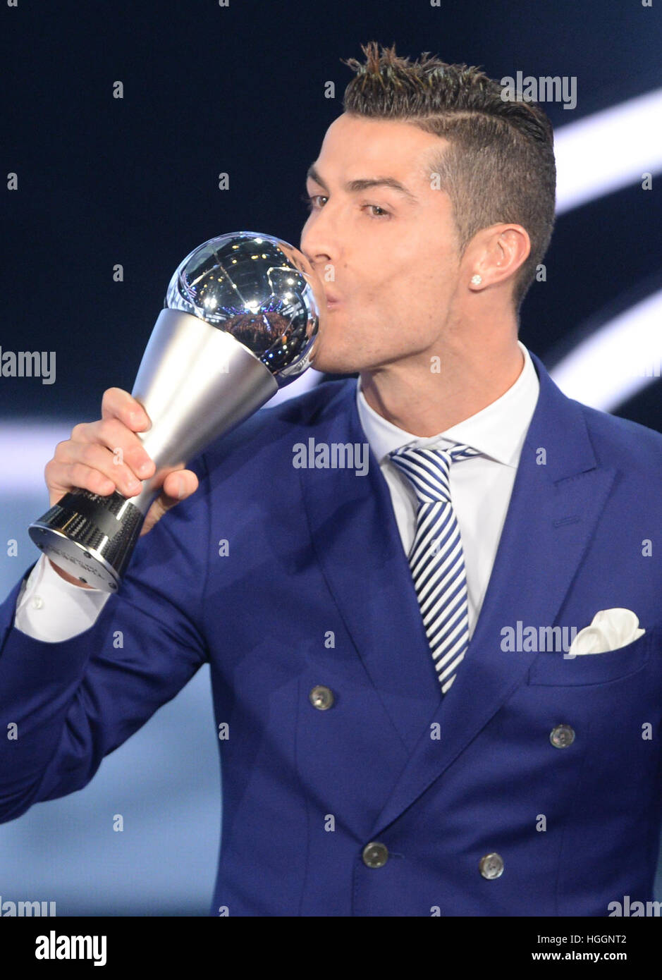 Zurich, Suisse. Jan 9, 2017. Cristiano Ronaldo reçoit le joueur mondial de la FIFA pour hommes de l'année 2016 prix à l'occasion de la Coupe du Monde Les joueurs de l'année 2016 gala à Zurich, Suisse, 9 janvier 2017. Photo : Patrick Seeger/dpa/Alamy Live News Banque D'Images