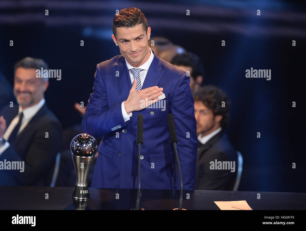 Zurich, Suisse. Jan 9, 2017. Cristiano Ronaldo reçoit le joueur mondial de la FIFA pour hommes de l'année 2016 prix à l'occasion de la Coupe du Monde Les joueurs de l'année 2016 gala à Zurich, Suisse, 9 janvier 2017. Photo : Patrick Seeger/dpa/Alamy Live News Banque D'Images