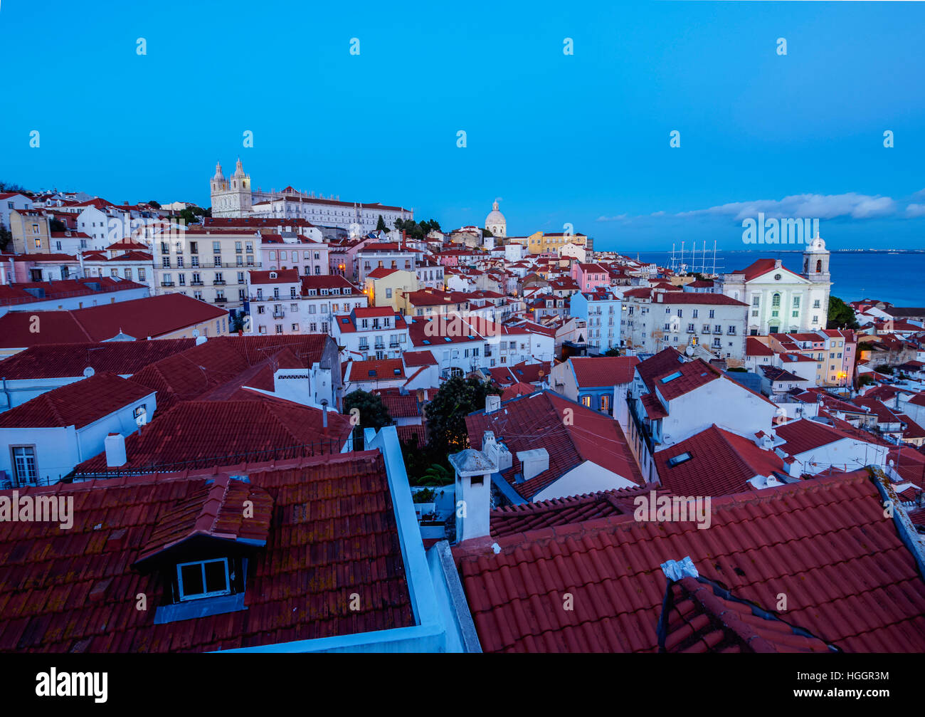 Portugal, Lisbonne, Miradouro das Portas do Sol, Crépuscule vue sur l'Alfama quartier. Banque D'Images