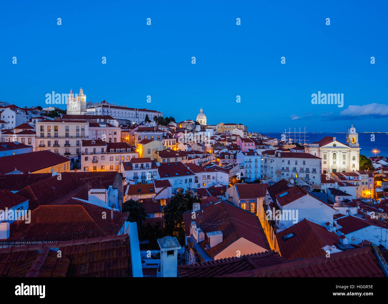 Portugal, Lisbonne, Miradouro das Portas do Sol, Crépuscule vue sur l'Alfama quartier. Banque D'Images