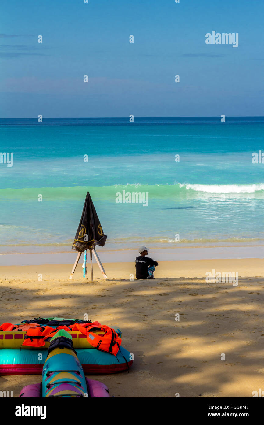 Histoire Plage sur l'île de Phuket dans le début de la saison Banque D'Images