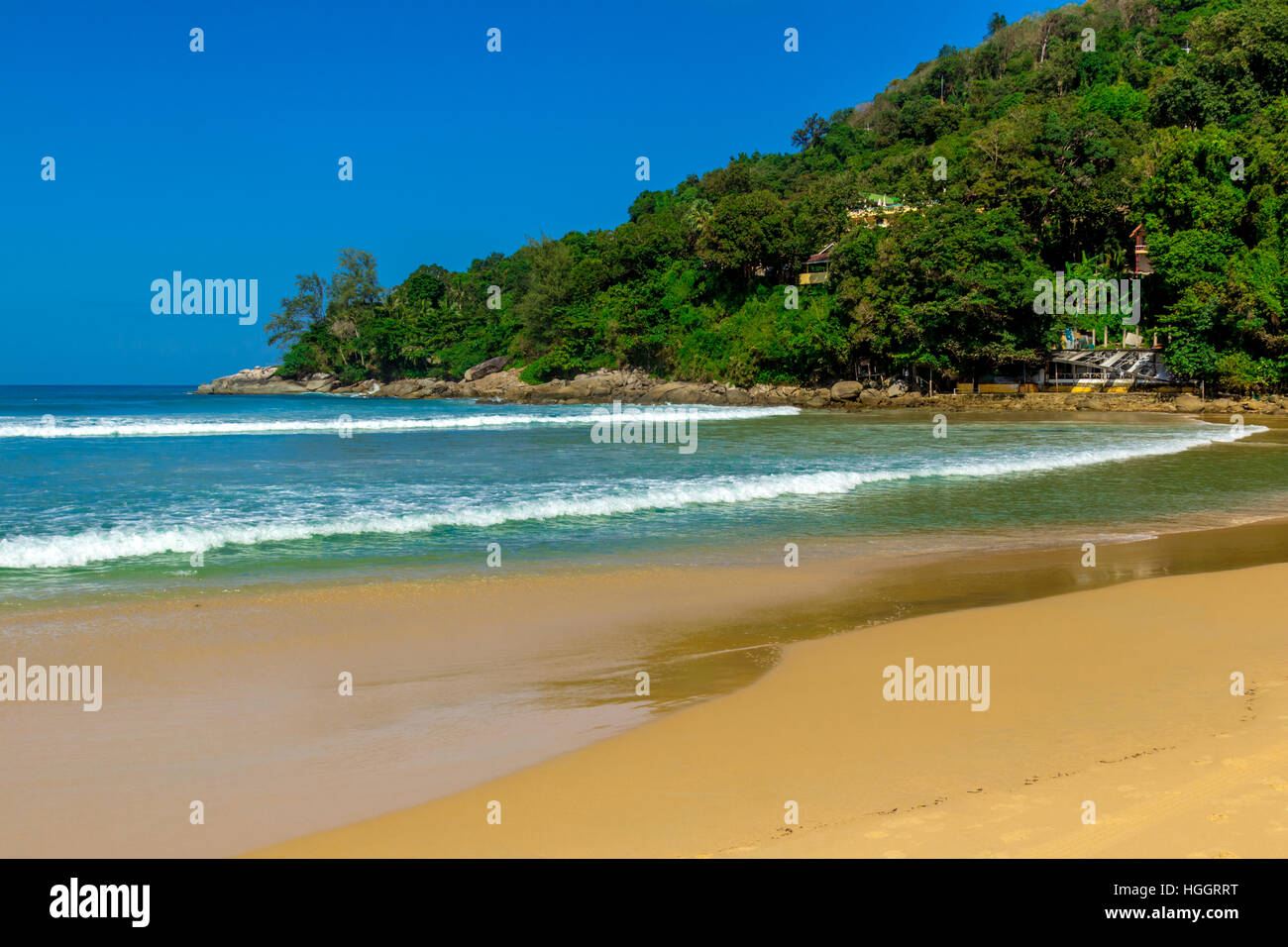 Histoire Plage sur l'île de Phuket dans le début de la saison Banque D'Images