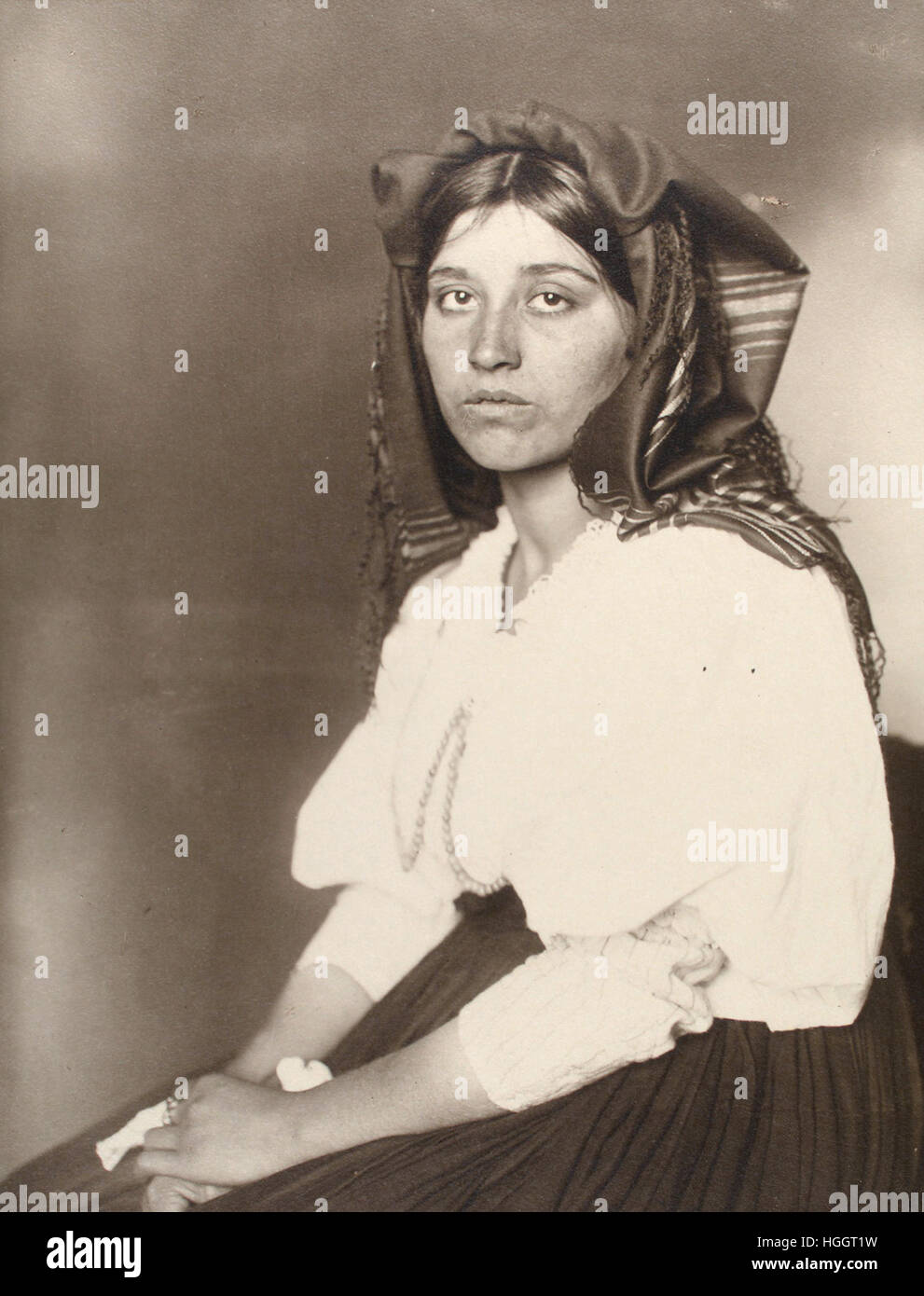 Portrait de femme italienne - Station de l'Immigration d'Ellis Island - 1902-1913 Photo : Augustus Sherman Banque D'Images