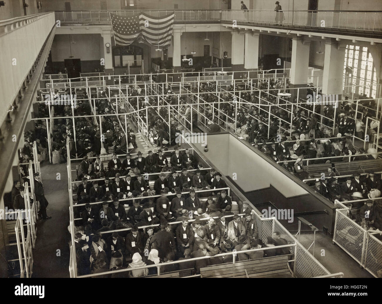 Les stylos à Ellis Island, le registre des prix (ou grande salle). Ces personnes ont passé la première inspection mentale - Station 1902-1913 l'Immigration d'Ellis Island Banque D'Images