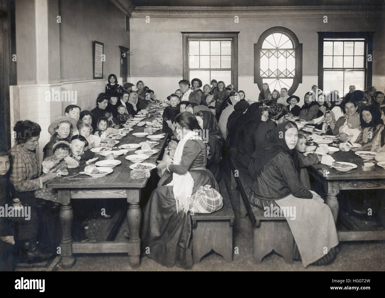 L'Oncle Sam, de l'hôte. Les immigrants d'être servi un repas gratuit à Ellis Island - Station 1902-1913 l'Immigration d'Ellis Island Banque D'Images