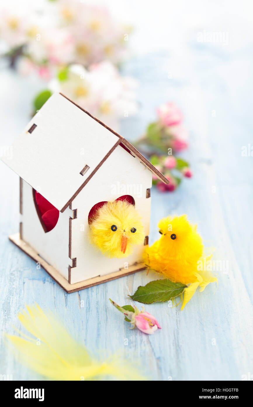 Bois Blanc maisons aux fenêtres en forme de coeur. Banque D'Images