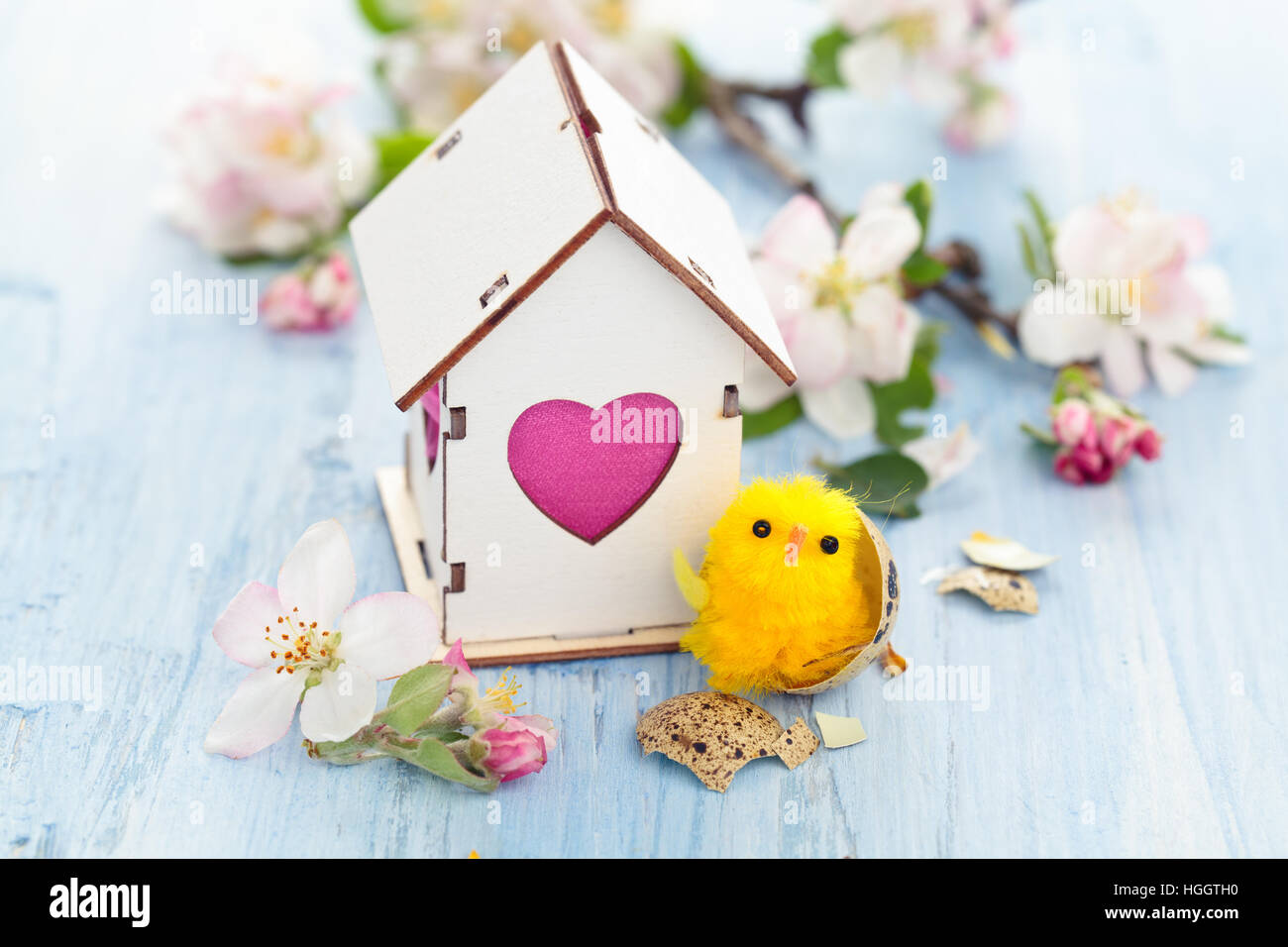 Bois Blanc maisons aux fenêtres en forme de coeur. Banque D'Images