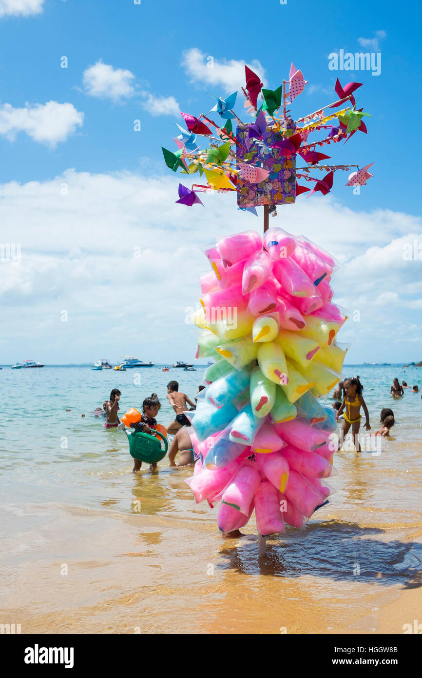 SALVADOR, BRÉSIL - février 21, 2016 : Un vendeur de vendre de la barbe à papa en coton coloré promenades le long de la côte, à Porto de Barra Beach. Banque D'Images