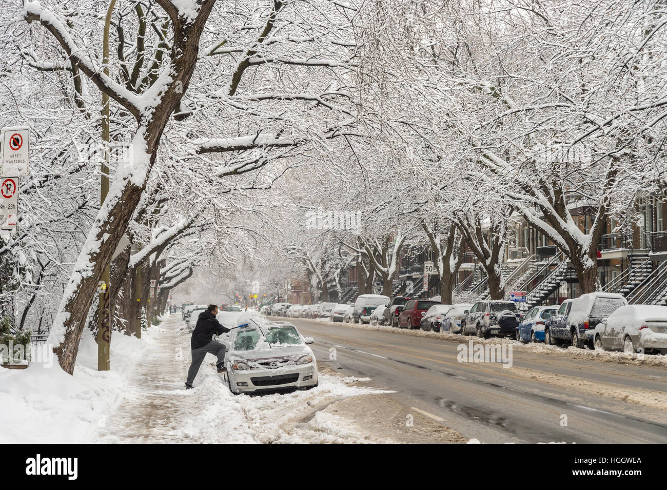 Montréal, CA - 4 janvier 2017 : sa voiture de la neige durant une chute de neige en hiver. Banque D'Images
