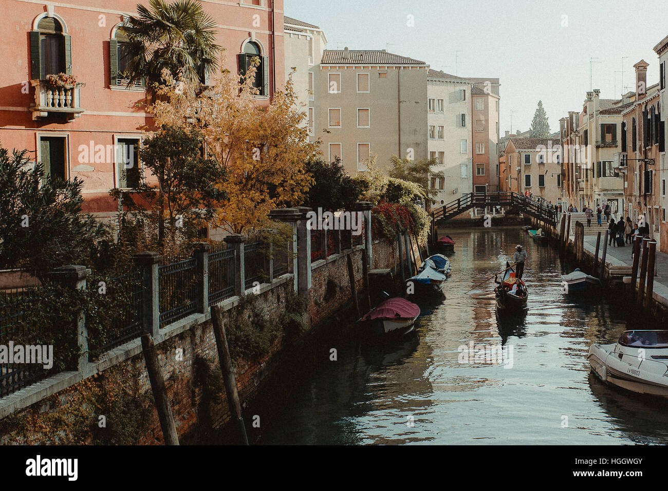 Une gondole sur un canal à Venise, Italie. Banque D'Images