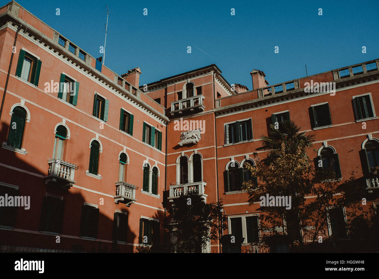 La façade d'une maison rouge de Venise, Italie. Banque D'Images