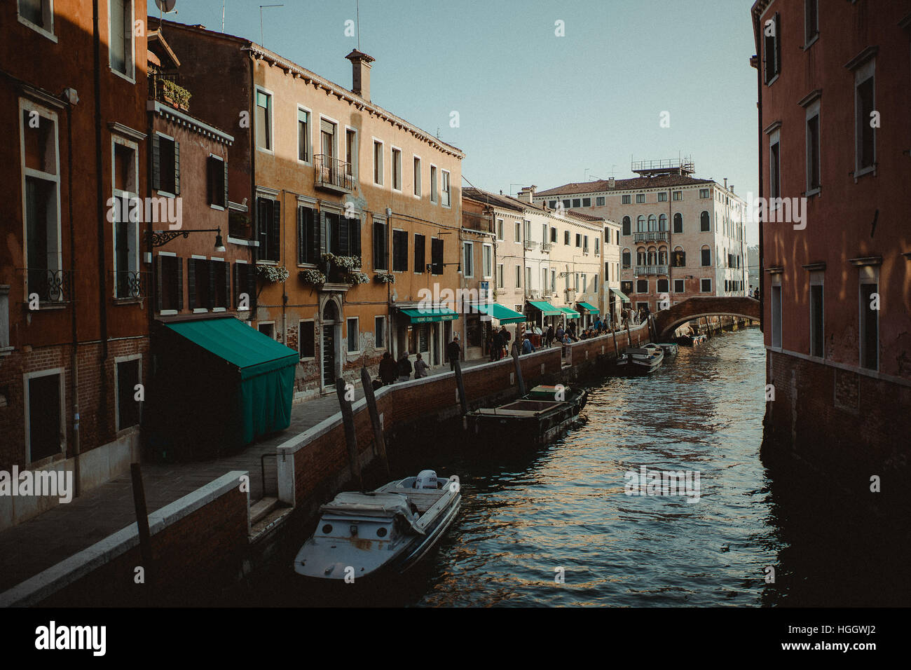 Un canal avec des bateaux à Venise, Italie. Banque D'Images