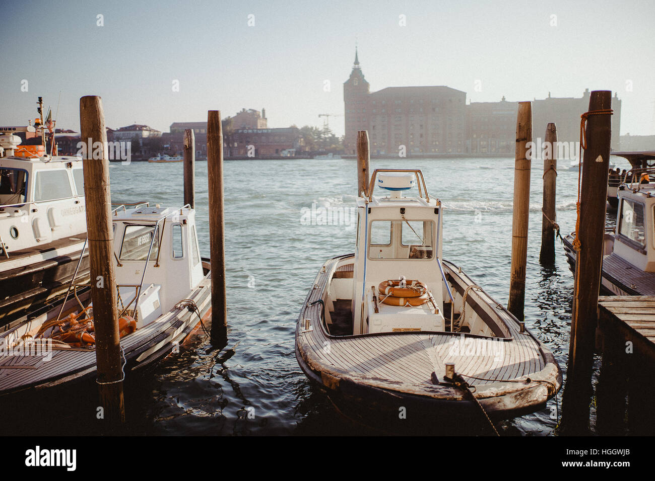 Quelques bateaux à Venise, Italie dans un grand canal avec un horizon à Venise dans l'arrière-plan. Banque D'Images