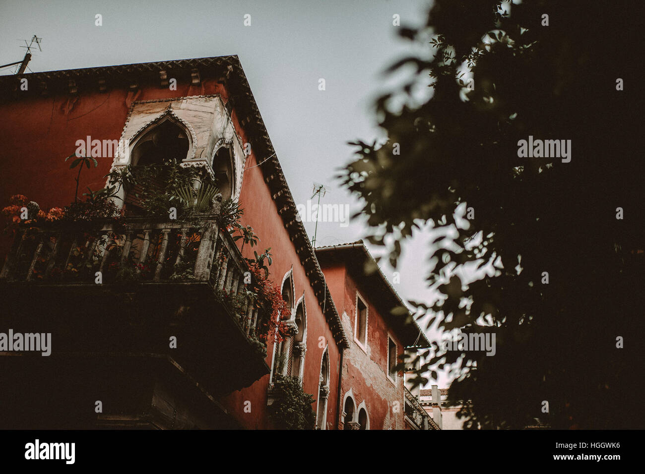 La maison rouge avec un balcon à Venise, Italie Banque D'Images