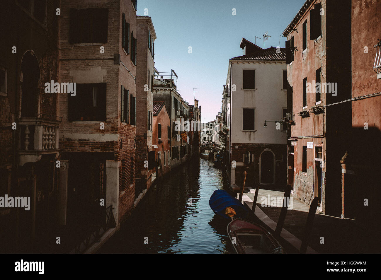 Un canal étroit avec un peu de bateaux à Venise, Italie. Banque D'Images