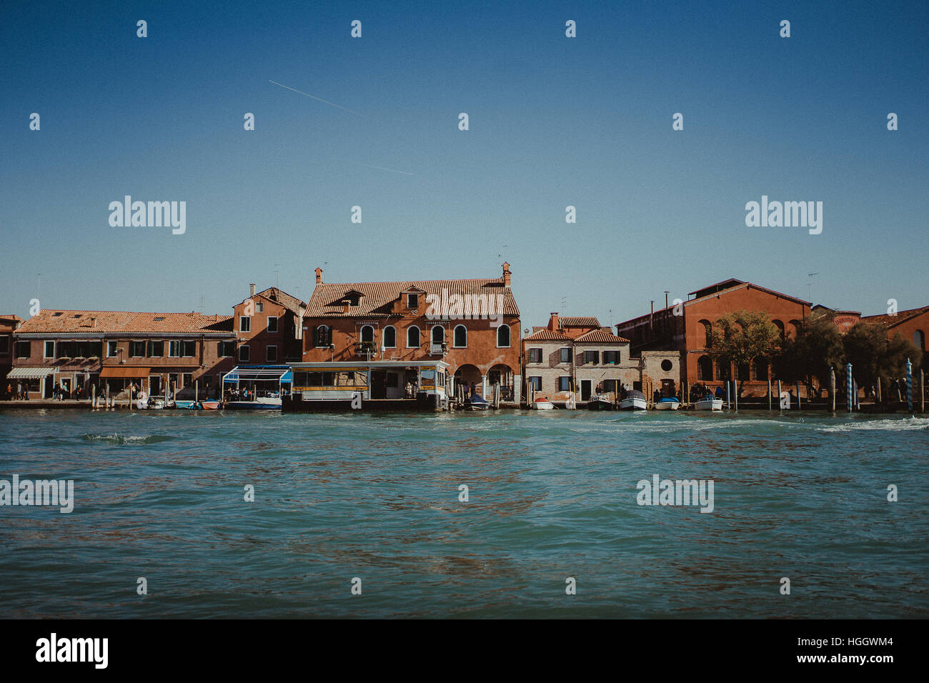 Une sorte de toits de Venise, Italie, avec quelques maisons en face d'un grand canal. Banque D'Images