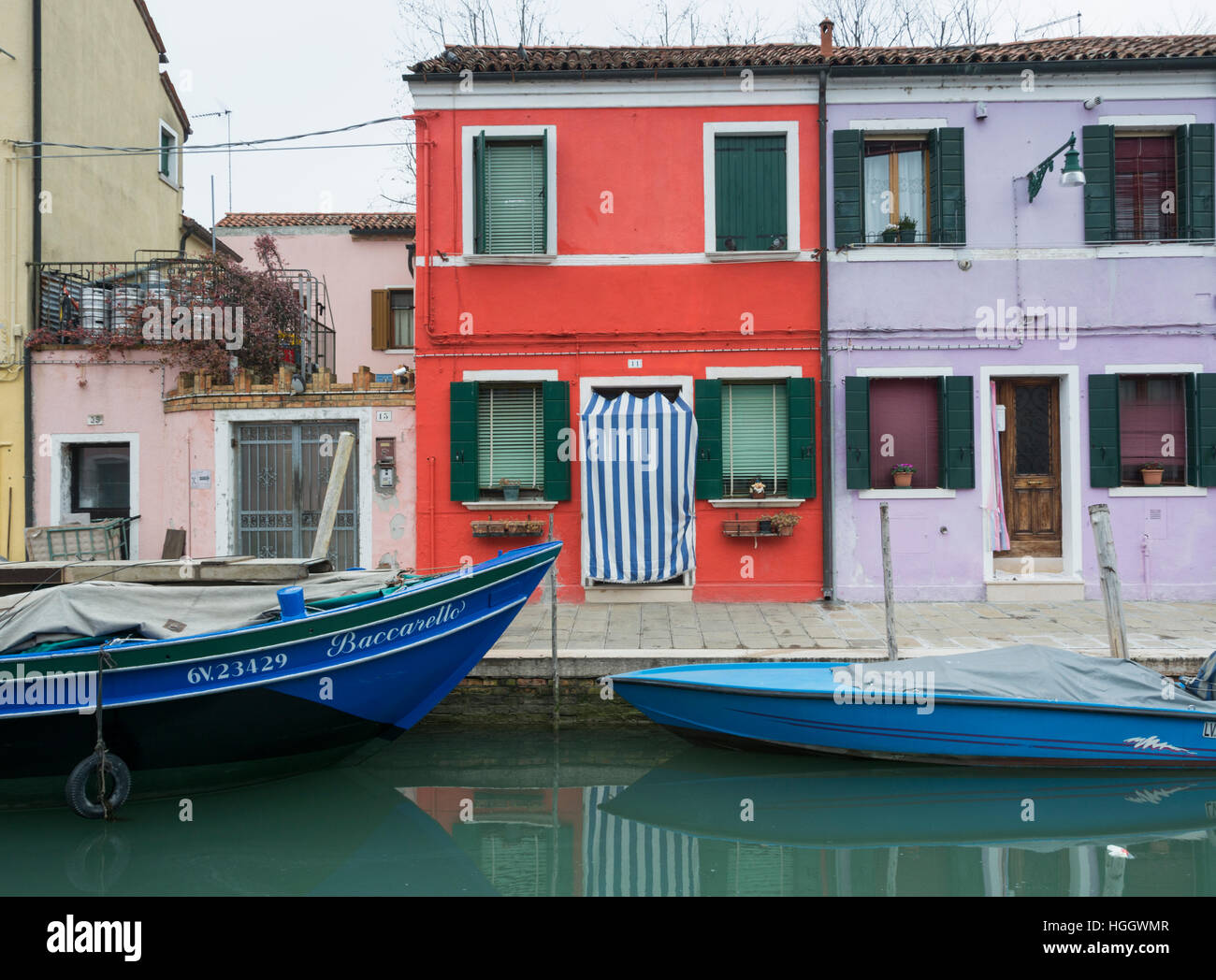 Voir le long d'un canal bordé de maisons colorées sur l'île de Burano, Venise, Italie Banque D'Images