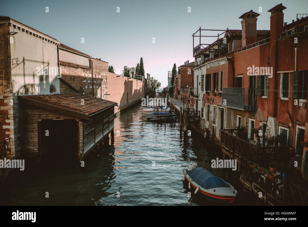 Un canal étroit avec un peu de bateaux à Venise, Italie. Banque D'Images