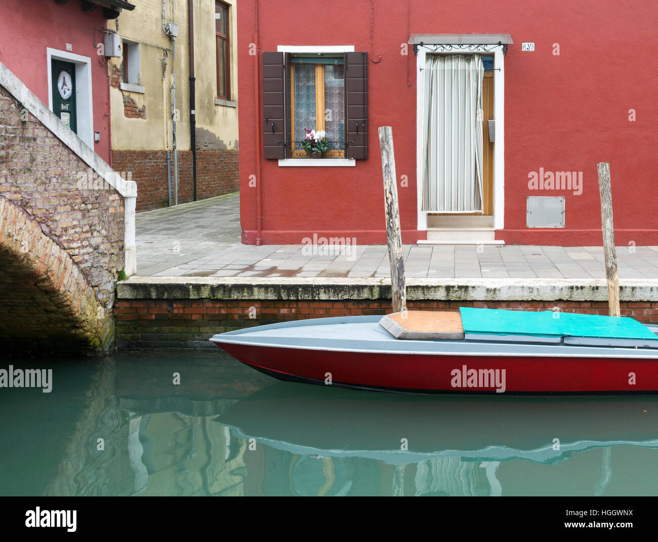 Voir le long d'un canal bordé de maisons colorées sur l'île de Burano, Venise, Italie Banque D'Images