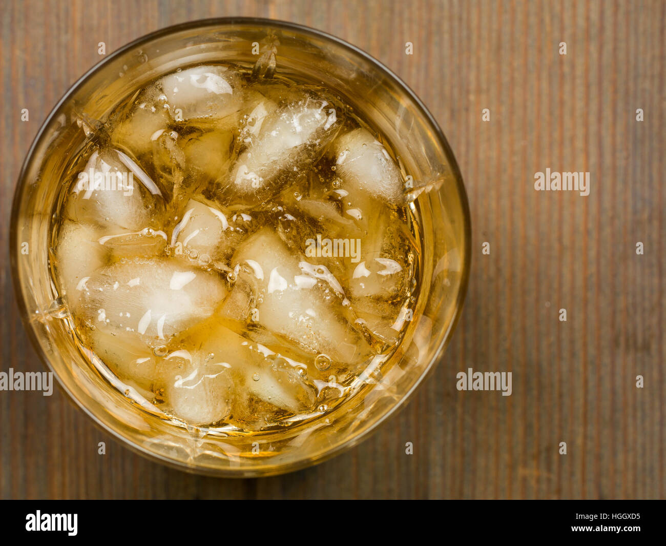 Verre de whisky écossais en plongée des avec de la glace Banque D'Images