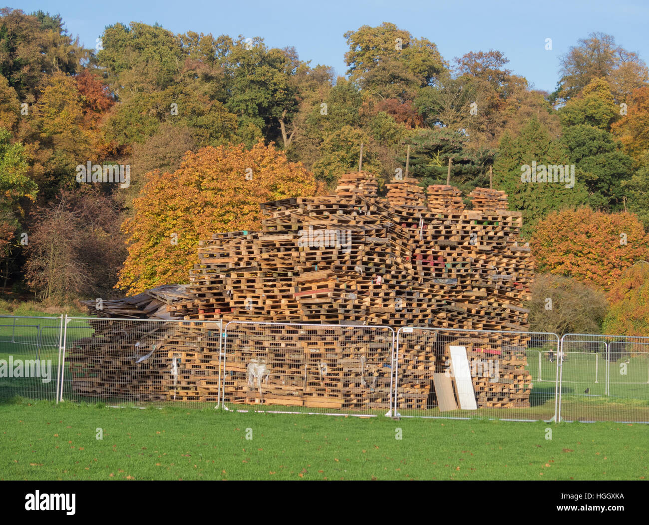 Pile de palettes en bois formant un feu éteint Pile, Himley Hall