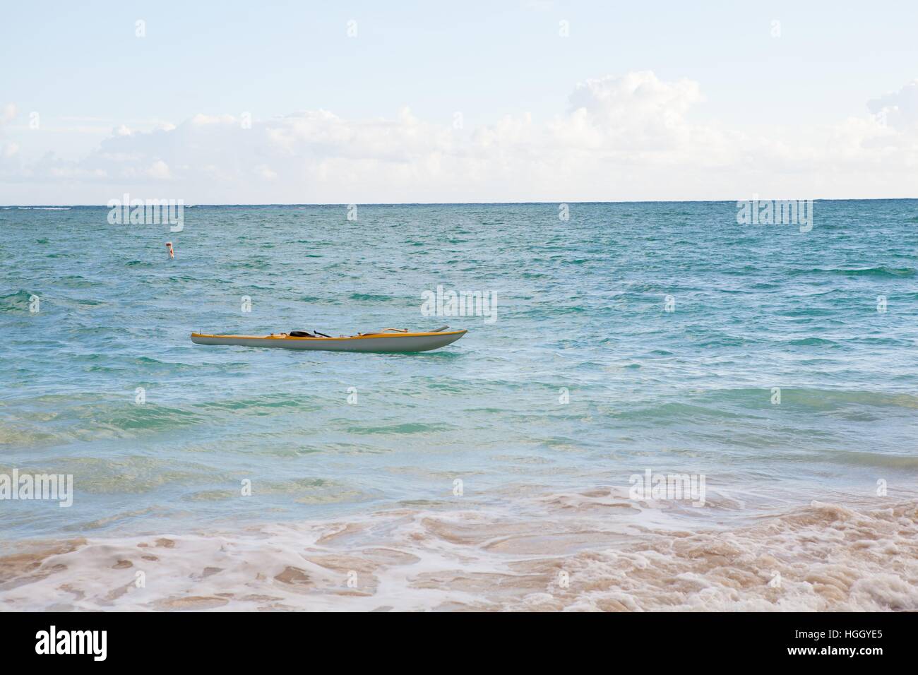 Une pirogue est assis dans le surf en attente de sa prochaine aventure. Banque D'Images