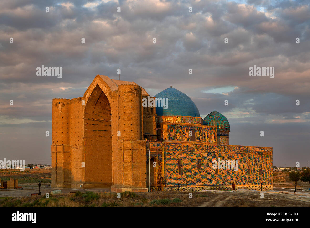 Mausolée de Khoja Ahmad Yasawi au Turkestan, le Kazakhstan au lever du soleil Banque D'Images
