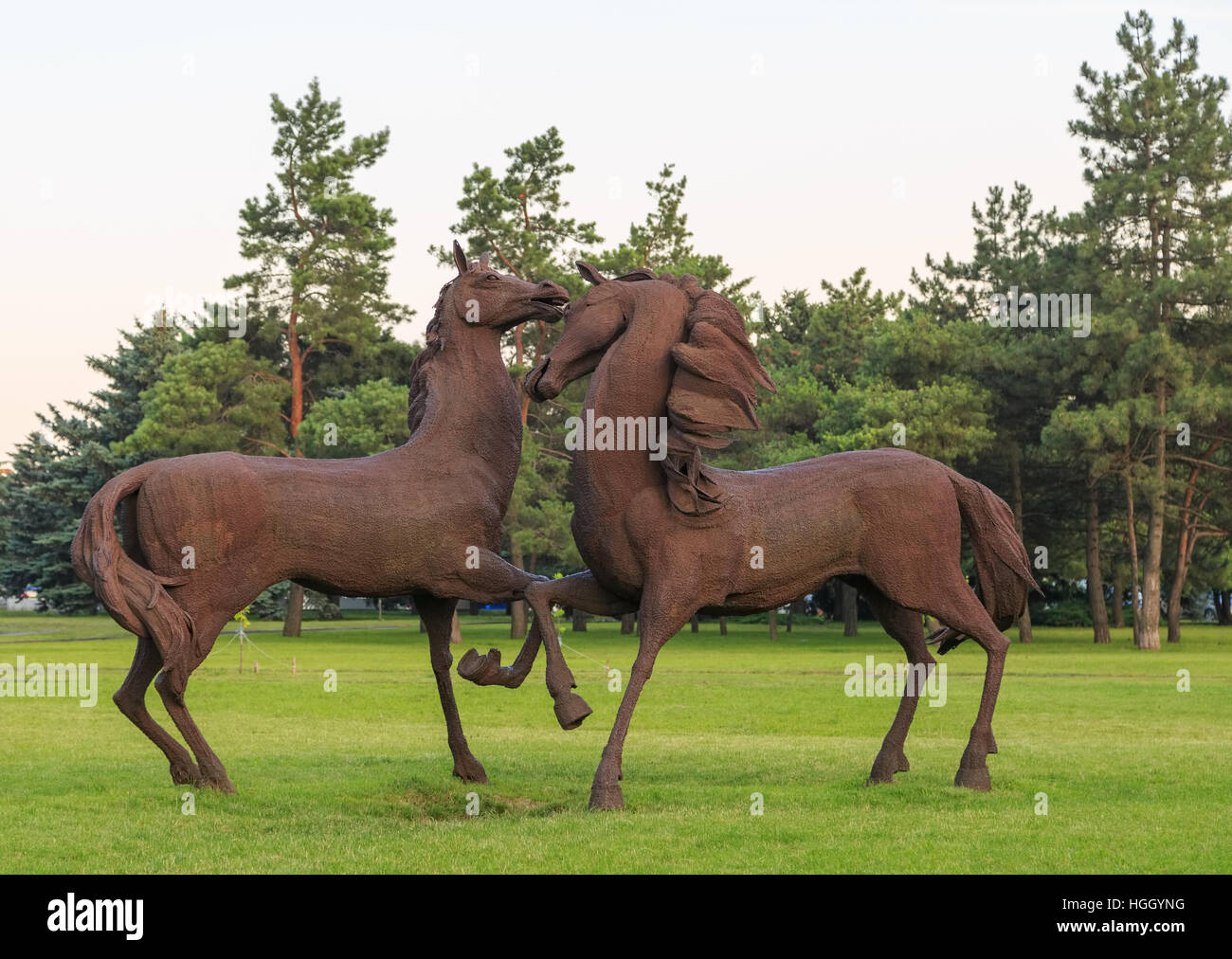 ROSTOV-SUR-Don, Russie - le 18 juin 2016 : la sculpture de chevaux de fer dans le parc de la ville près de l'aéroport de Rostov Banque D'Images